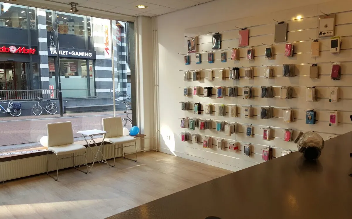 Interieur met accessoires en wachtplek, uitzicht op de straat